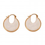 Wear round white oil-dripping earrings on both sides